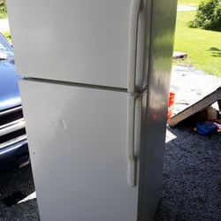 Ge Cream Color Fridge 