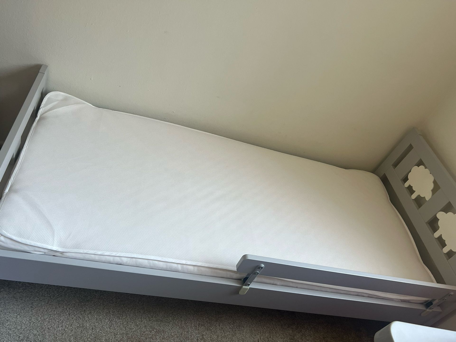 toddler bed 