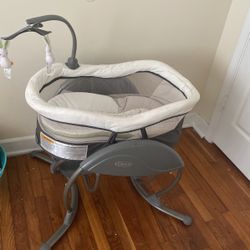 Graco Swinging Bassinet