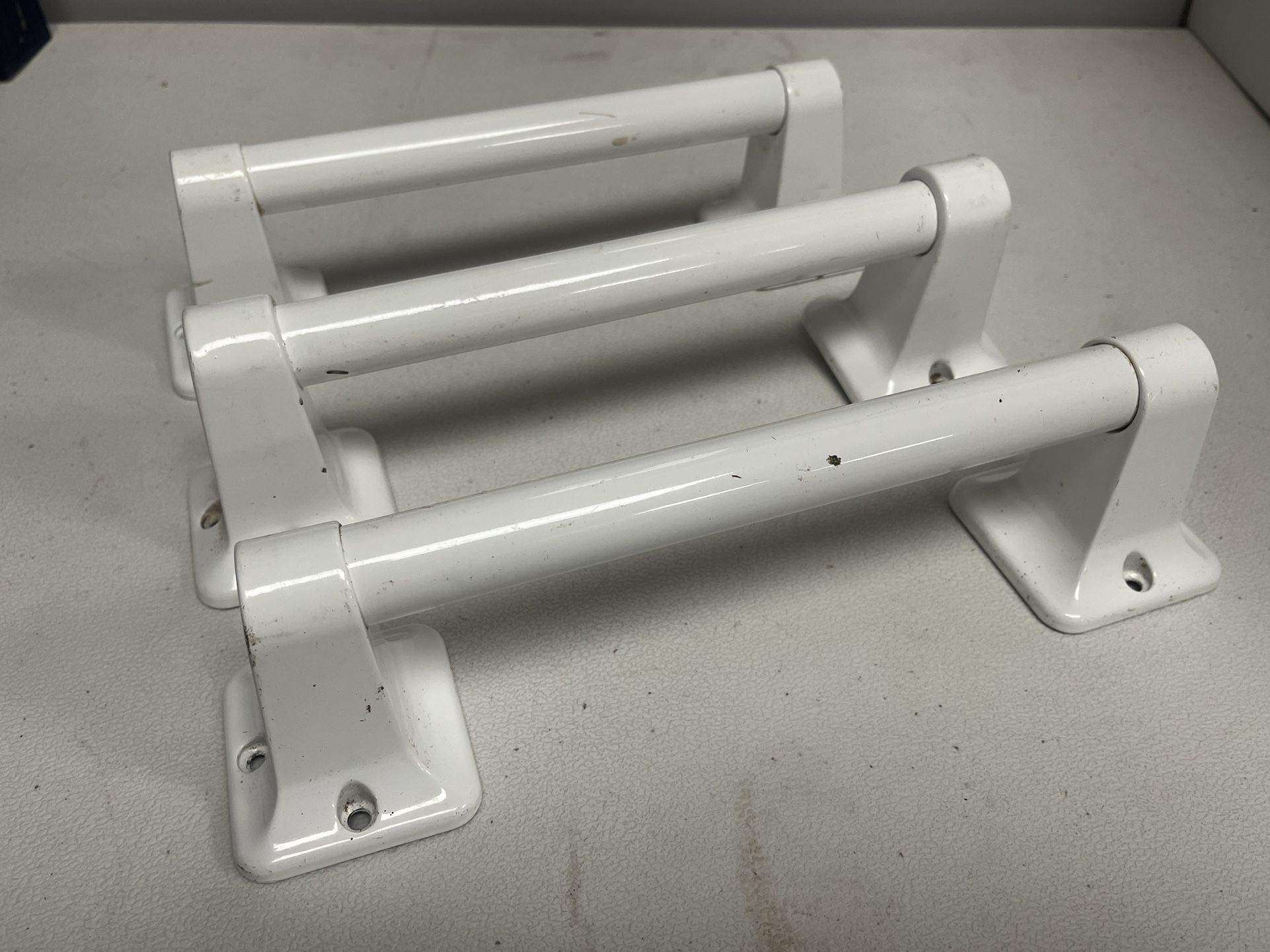 Franklin Exposed Screw Assist Bar White 9" x 7/8" 246 504