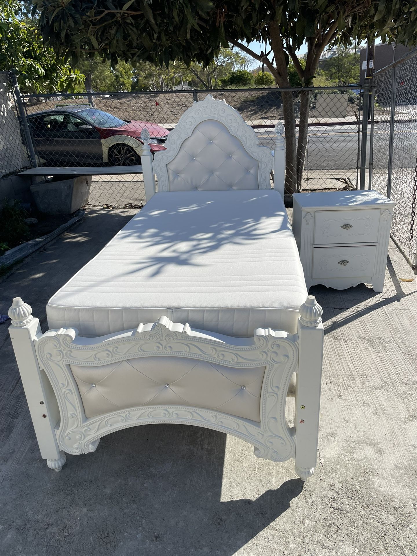 BEAUTIFUL TWIN SET LIKE NEW COMPLETE BED AND NIGHTSTAND