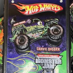 Hot Wheels Monster Jam 3D Grave Digger Carry Case Storage 15 Trucks Storage DMG 