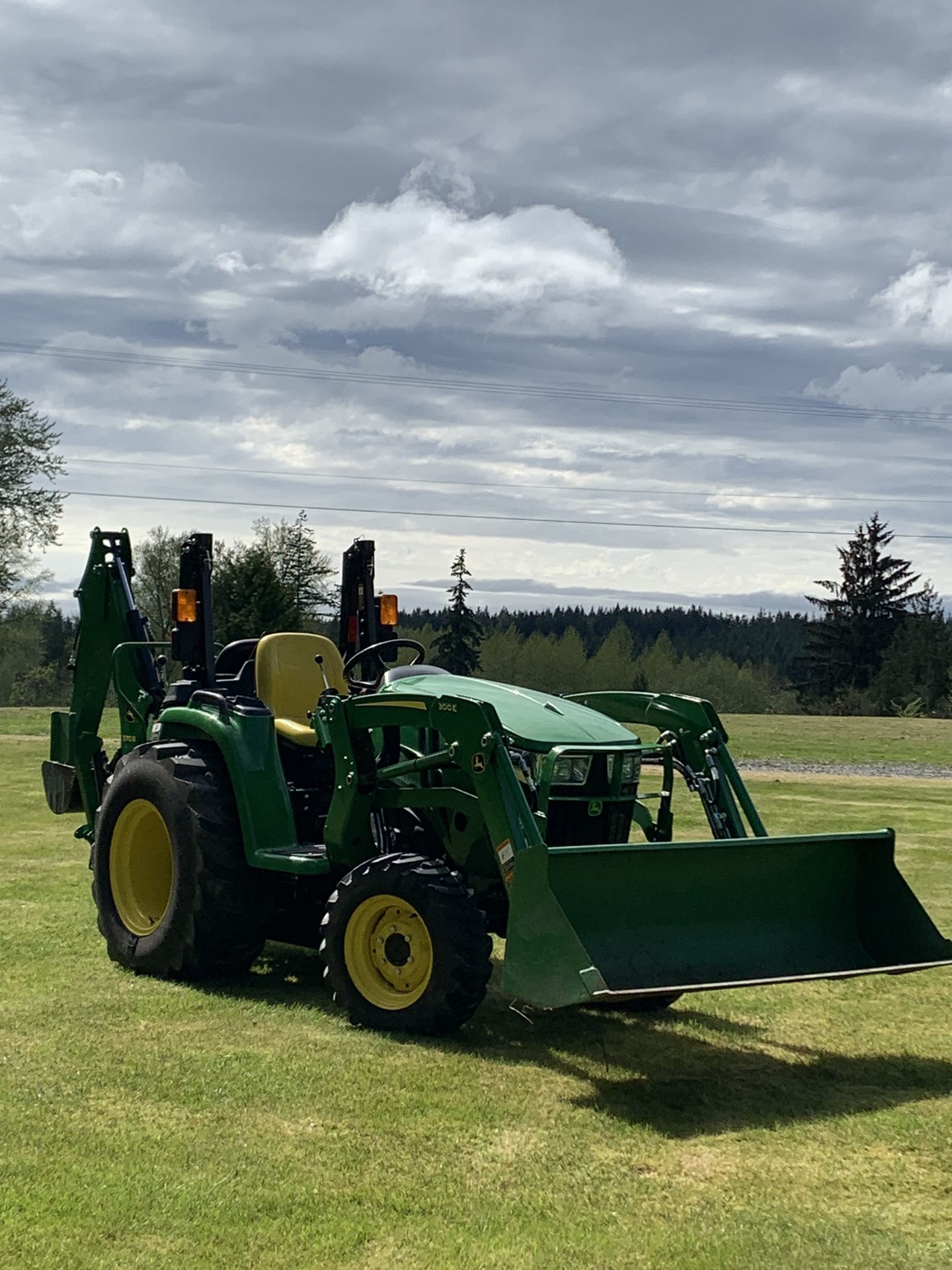 2019 John Deere 3025 E Tractor W/Backhoe for Sale in Arlington, WA