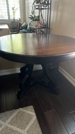 Table seats 4/ also beautiful for entry way