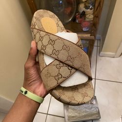 Beige gucci crossover sandels