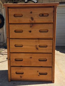 5 drawer dresser.  Can deliver