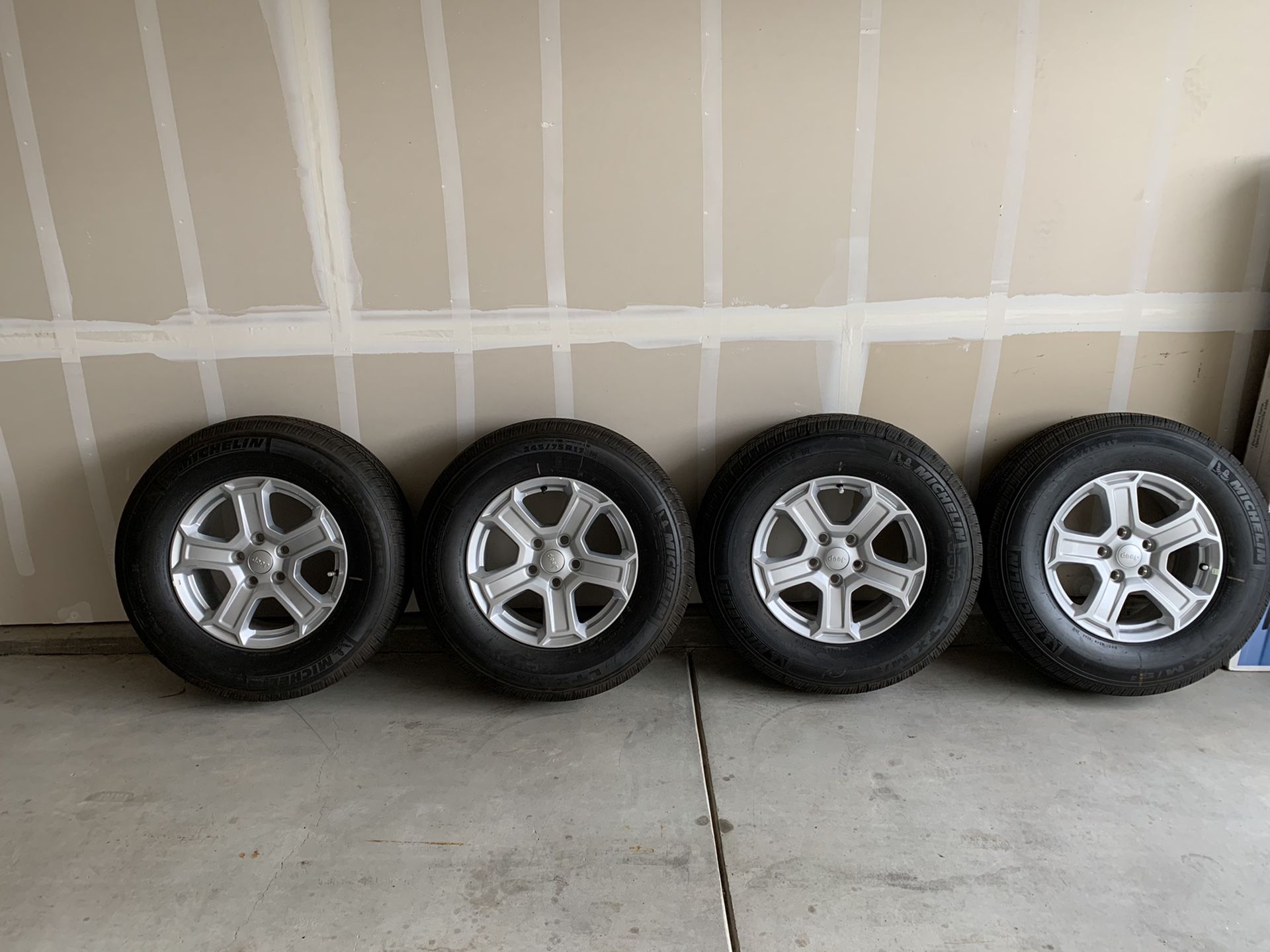 5 Jeep Wrangler unlimited Sport S stock tires / wheels