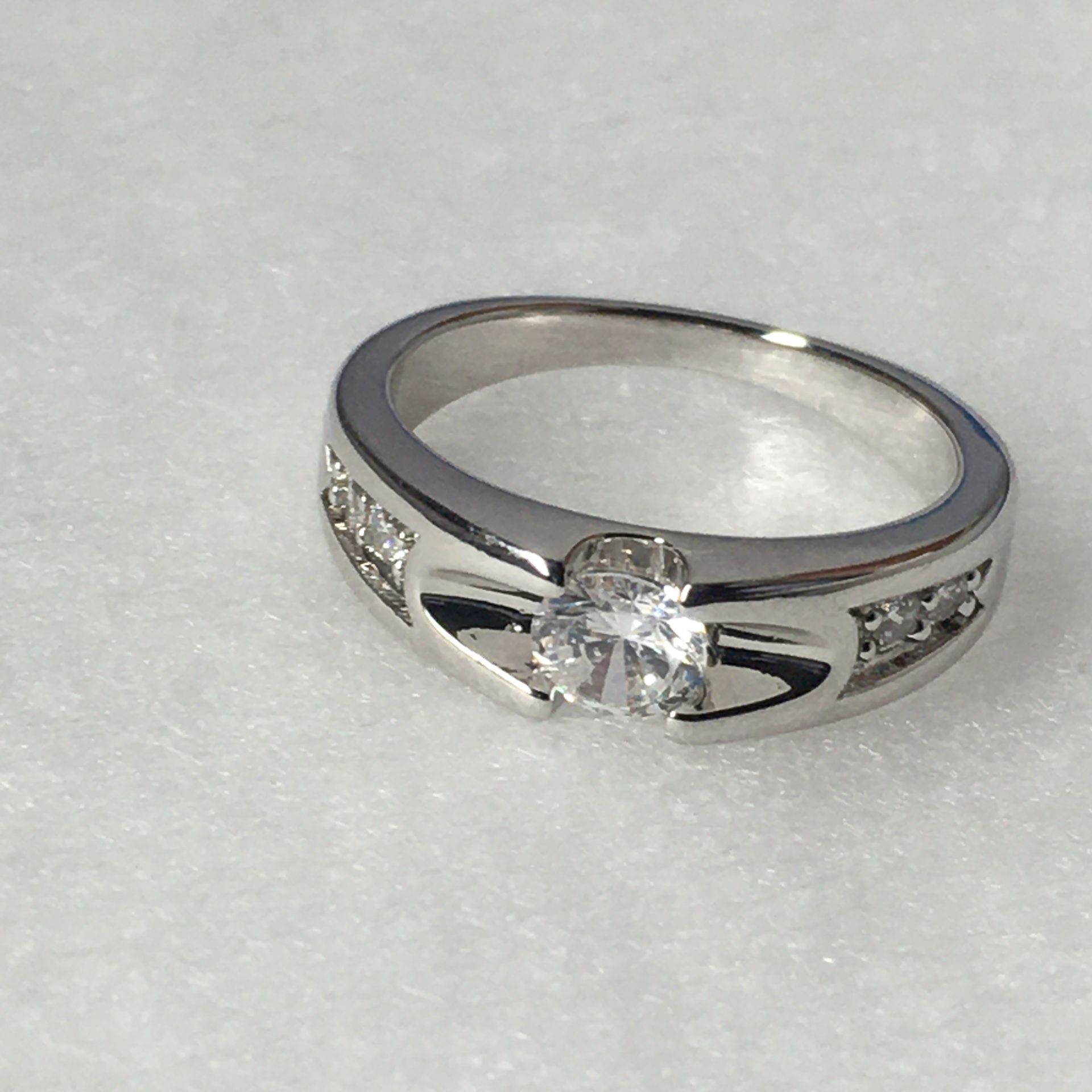 NEW WOMENS RING SIZE 7