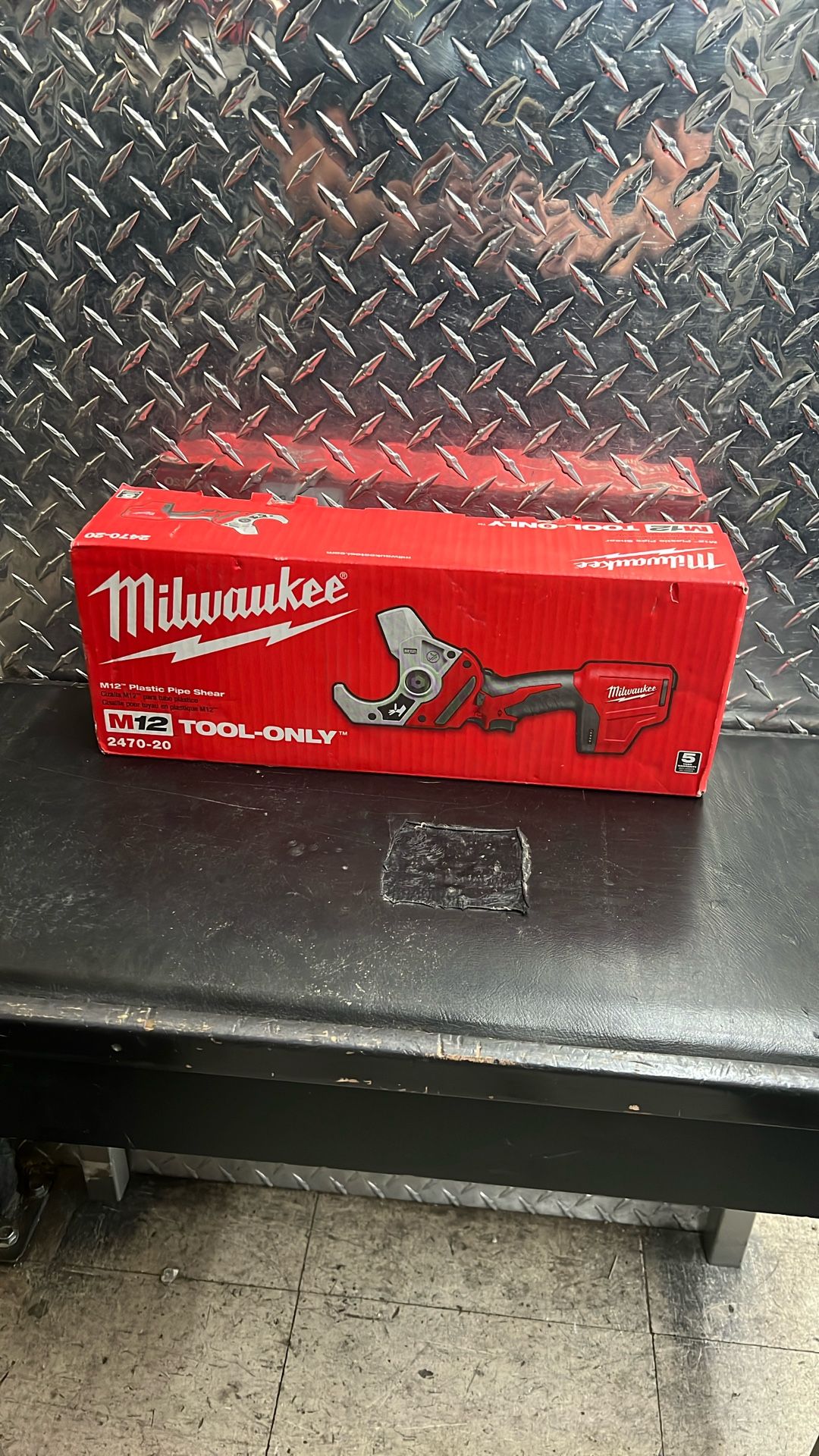 Milwaukee 2470-20 M12 Cordless PVC Pipe Shear