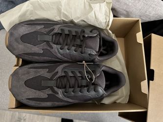 Yeezy 700 Size 8