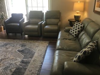 PAIR Leather La-Z-Boy Tripoli Electric Wall saver Recliners. Taupe(y) gray/tan color. Very good condition. Orig price $2300 ea. $140 each OBO. Will se