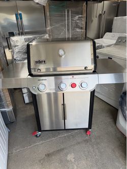 Weber Genesis grill almost new Gas propane full black cover