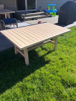 Outdoor patio table