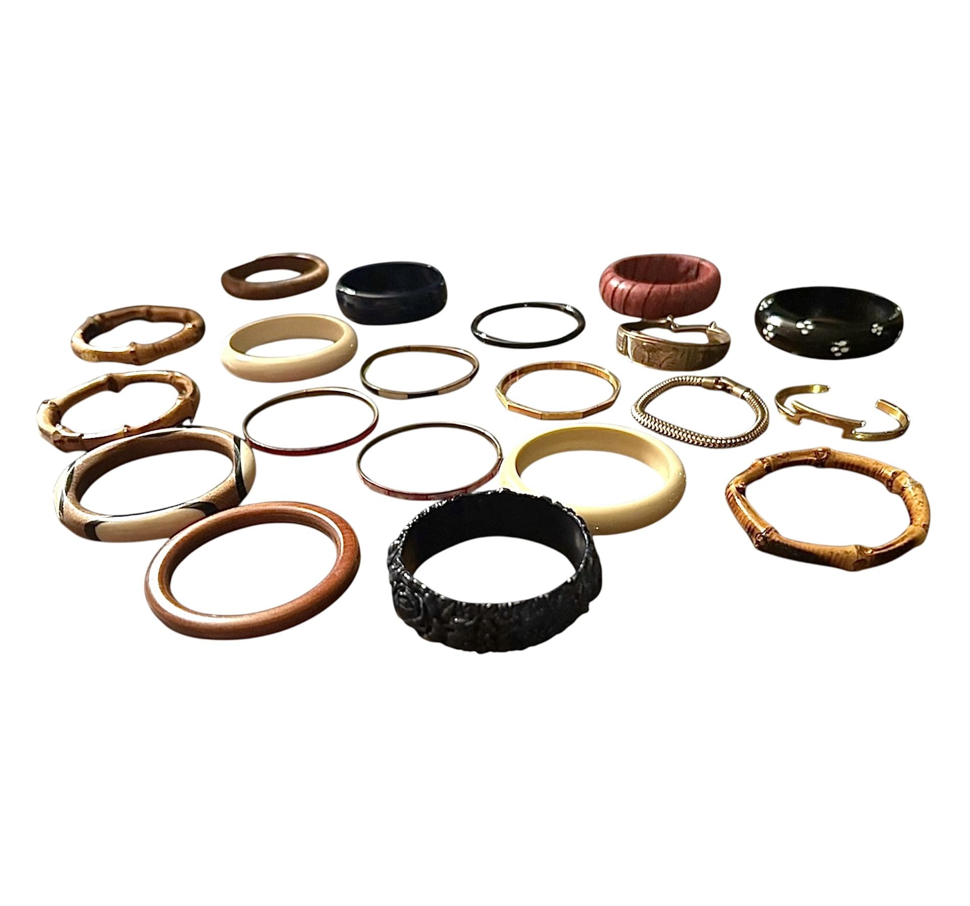 Bangles Bracelets Bamboo Wood Bakelite Etc Lot Of 20 Vintage Old Antique 50s 60s 70s 80s Simple Elegant