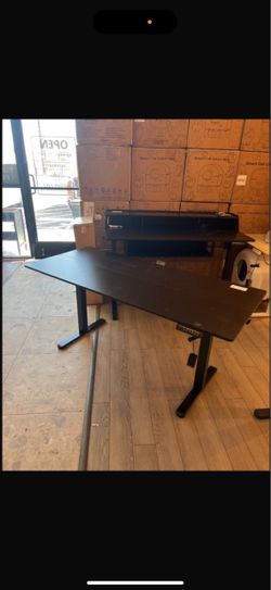 63” Standing desk black ( i have another 63 and 55 damaged selling for low price )