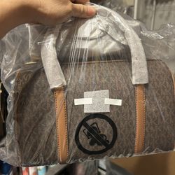 MK Hand Bag . NWT. Come With MK Gift Box 🎁 Pickup And Shipping Available 