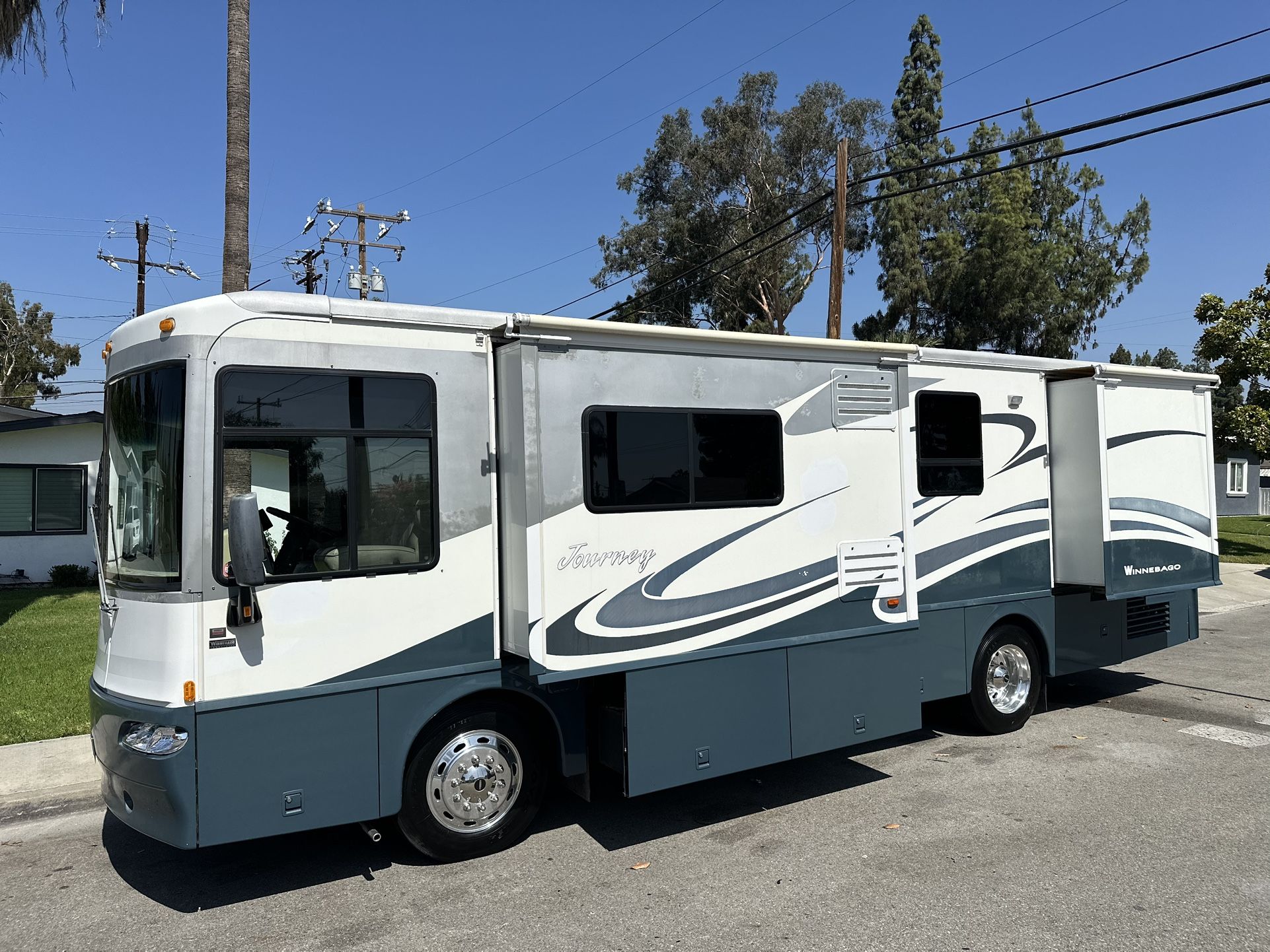 2004 Winnebago Journey 32T