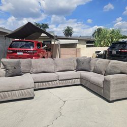 Beautiful Large U-Shape Sectional Sofa 💥 Free Delivery 💥