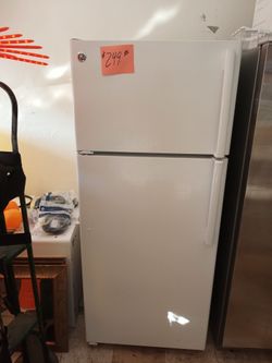 GE refrigerator white ex large excellent condition . Warranty . Delivery available . 2203 Fowler st. Ft. Myers 33901