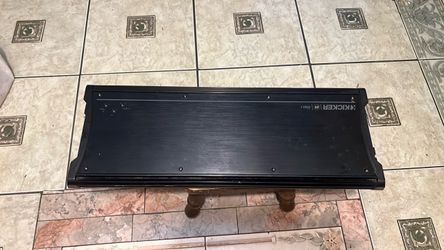 Se vende amplificador Kicker, ZX 2500 para un canal trabajando perfectamente y muy buenas condiciones
