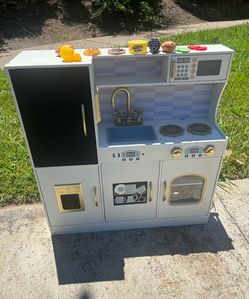 Play kitchen set