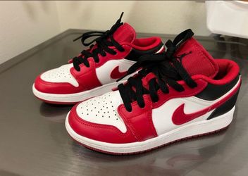 Nike Jordan 1 Low Bulls (GS)  size US 3.5Y   back to school shoes for boys or girls