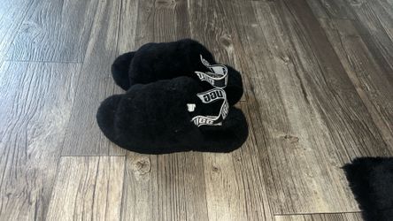 size 6 women black ugg slippers