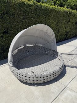 Outdoor round daybed with retractable canopy
