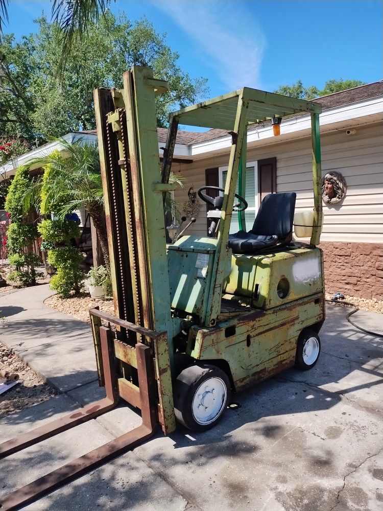 Clark forklift NEEDS TLC
