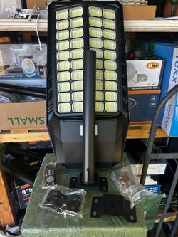 RAND  NEW  BIG 7000 WATTS  WITH GLASS  LENSE  LED   Solar Street Light Outdoor waterproof for commercial or home