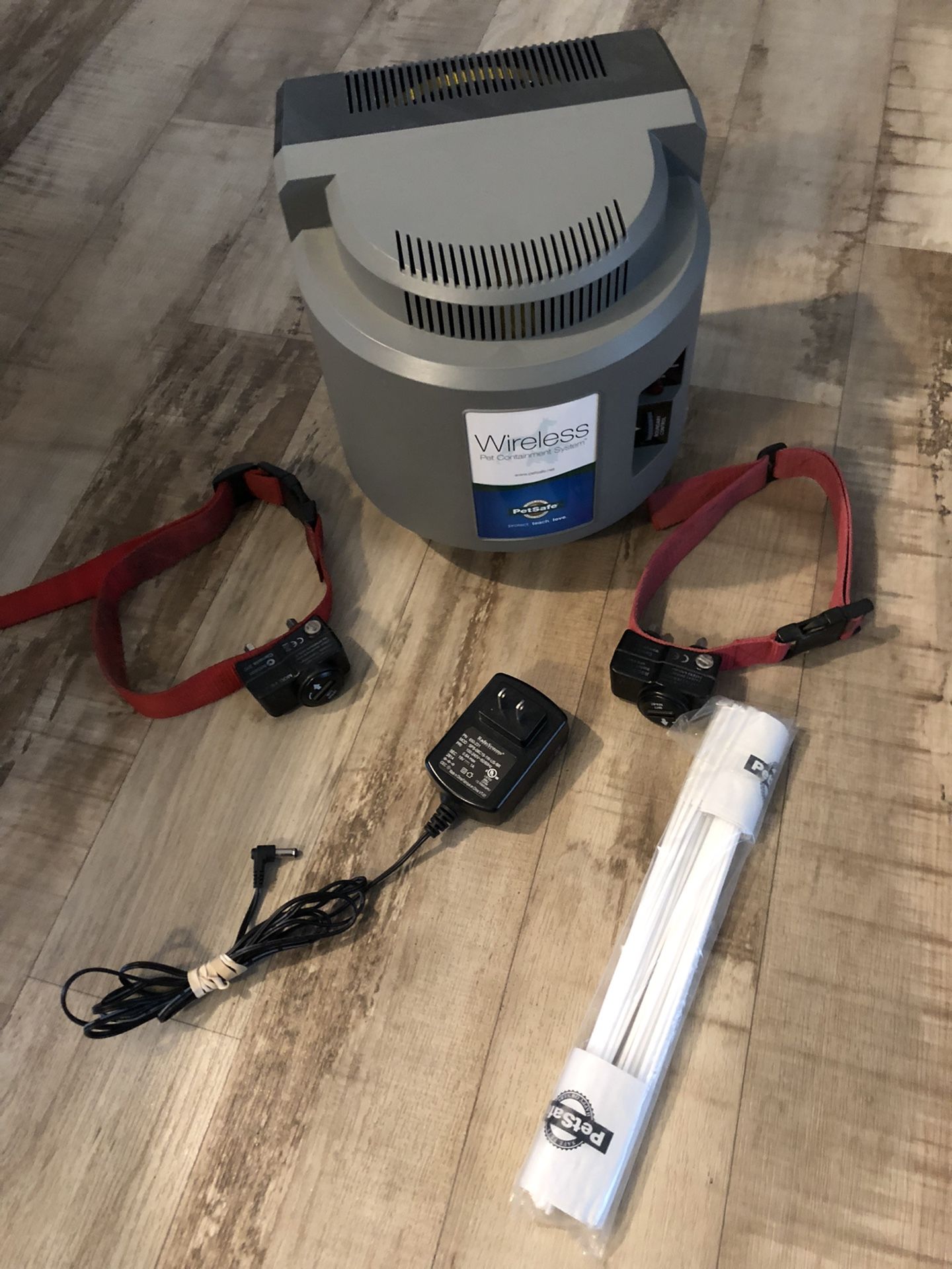 PetSafe Wireless Pet Containment System Fence With 2 Collars And Flags Works Great