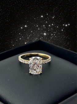 2.01 Ct cushion shape Diamond Ring in gold