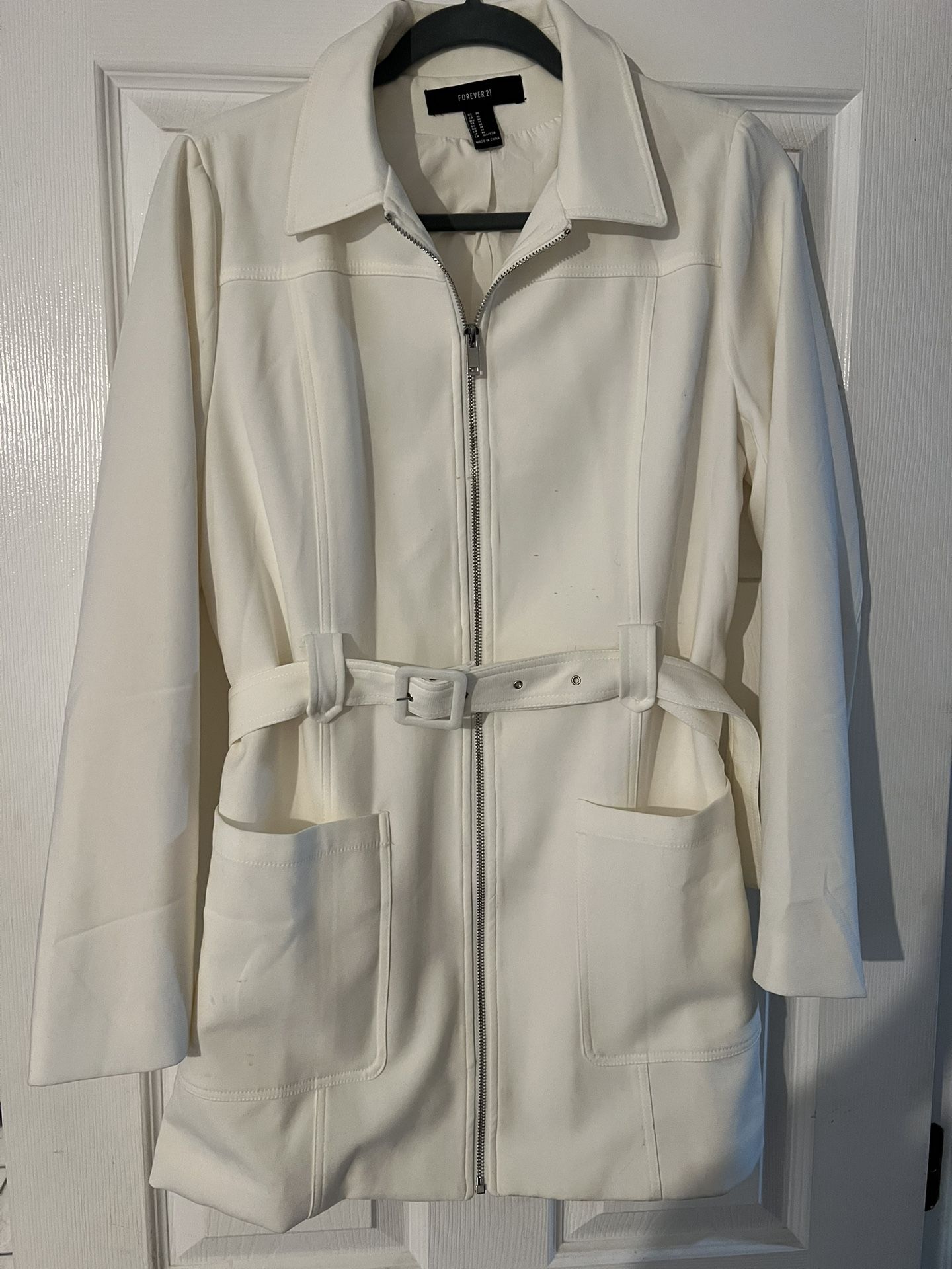 Good Condition- Forever 21 Off White Women’s Coat/ Size: Medium