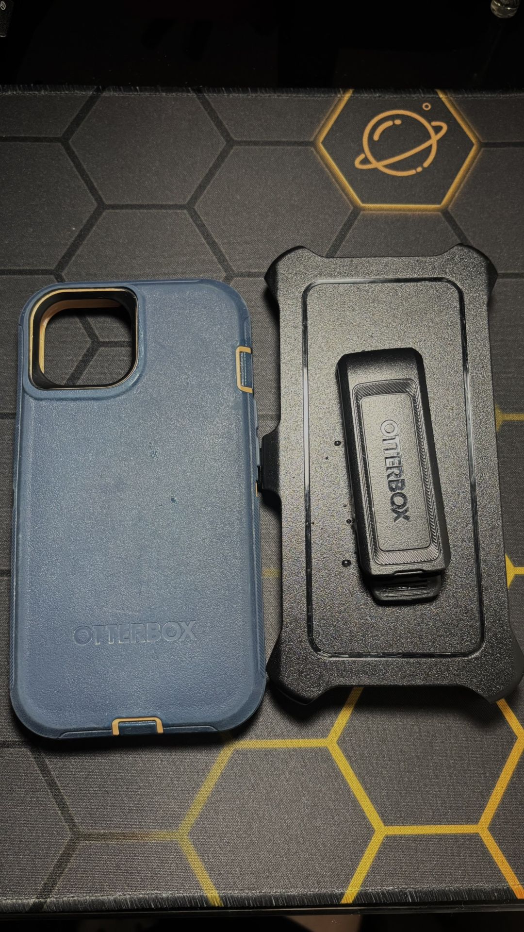 🦦 OtterBox Defender iPhone 14  (Great Condition)