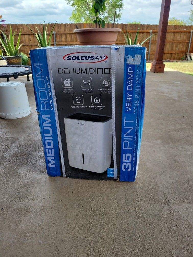 Soleusair Dehumifier  35 Pints For Medium Room  Up To 1500 Sq Ft. New Unopened Box . Nuevo.