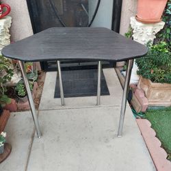 SMALL DESK TABLE. MISSING SCREWS.