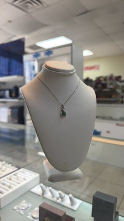 10k white gold pendant w small green stone