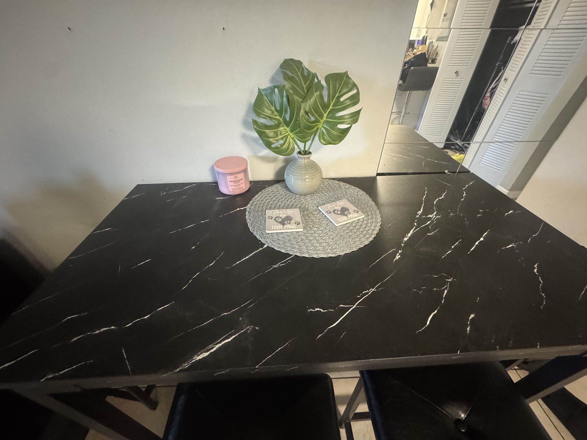 Kitchen Table With 4 Stools/chairs For Sale