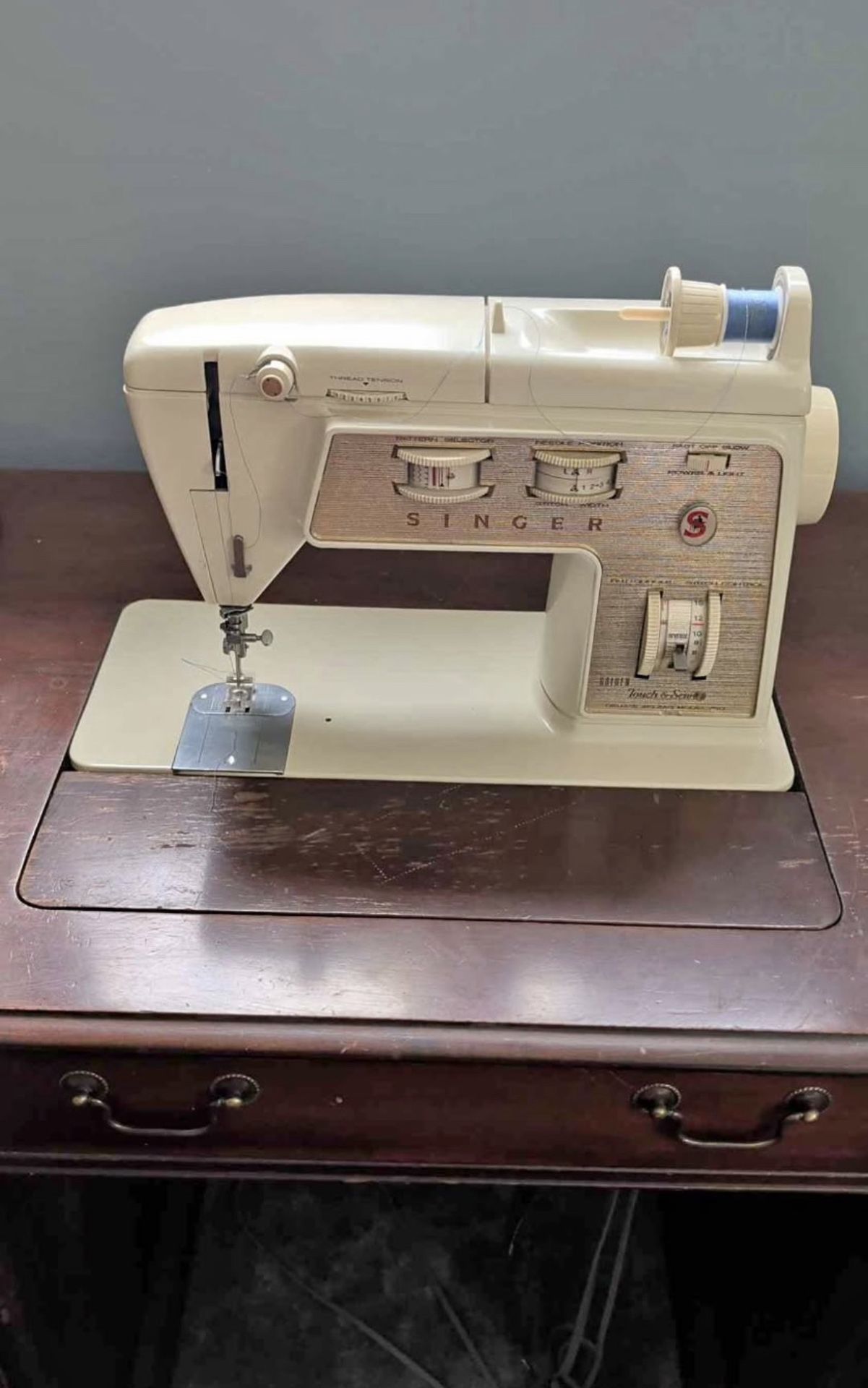 Singer Golden Touch & Sew 750 Sewing Machine and Desk + accessories
