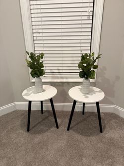 Set of 2 Round White Side Tables