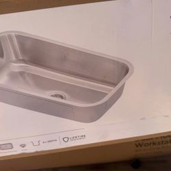 Glacier Bay 32 in. Undermount Single Bowl 18-Gauge Stainless Steel Kitchen Sink with Strainer