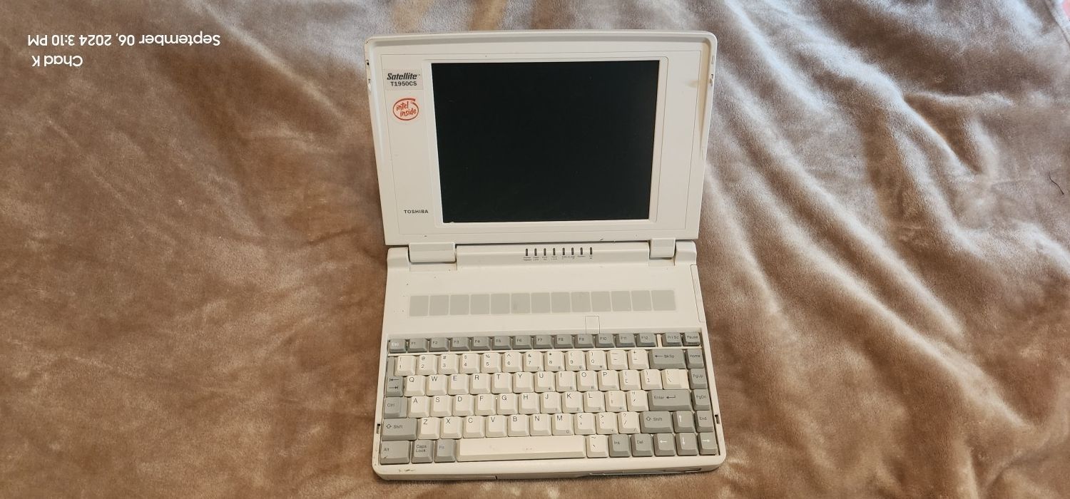 only 25 bucks!! VINTAGE TOSHIBA SATELLITE LAPTOP. COMES WITH ORIGINAL CHARGER AND BATTERY