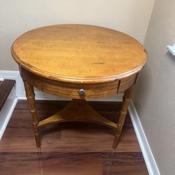 Lane ALTAVISTA Banded Single Drawer Round Accent End/ Side Table 27" Stunning! Used in good condition with minor cosmetic blemishes. These blemishes a