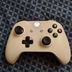 Xbox One S Wireless Controller With Rechargeable Battery Pack Great Condition Works Great No Offers No Trade 75th Ave Indian School 
