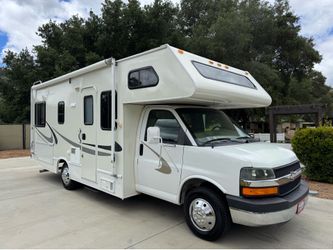 2004 Fourwinds 5000 23Ft class C low miles