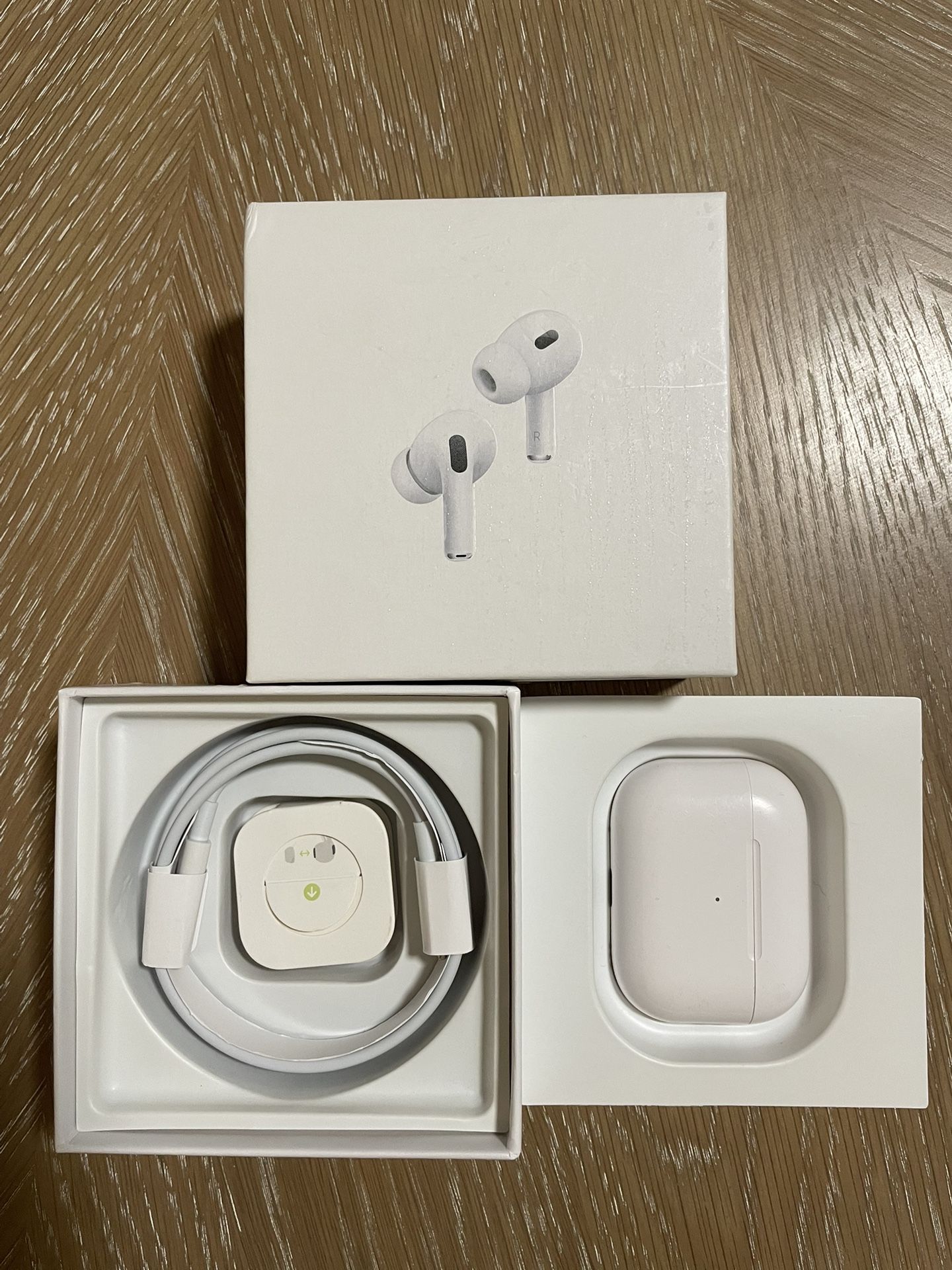 Apple AirPods 2nd generation with case and cable ( good condition)