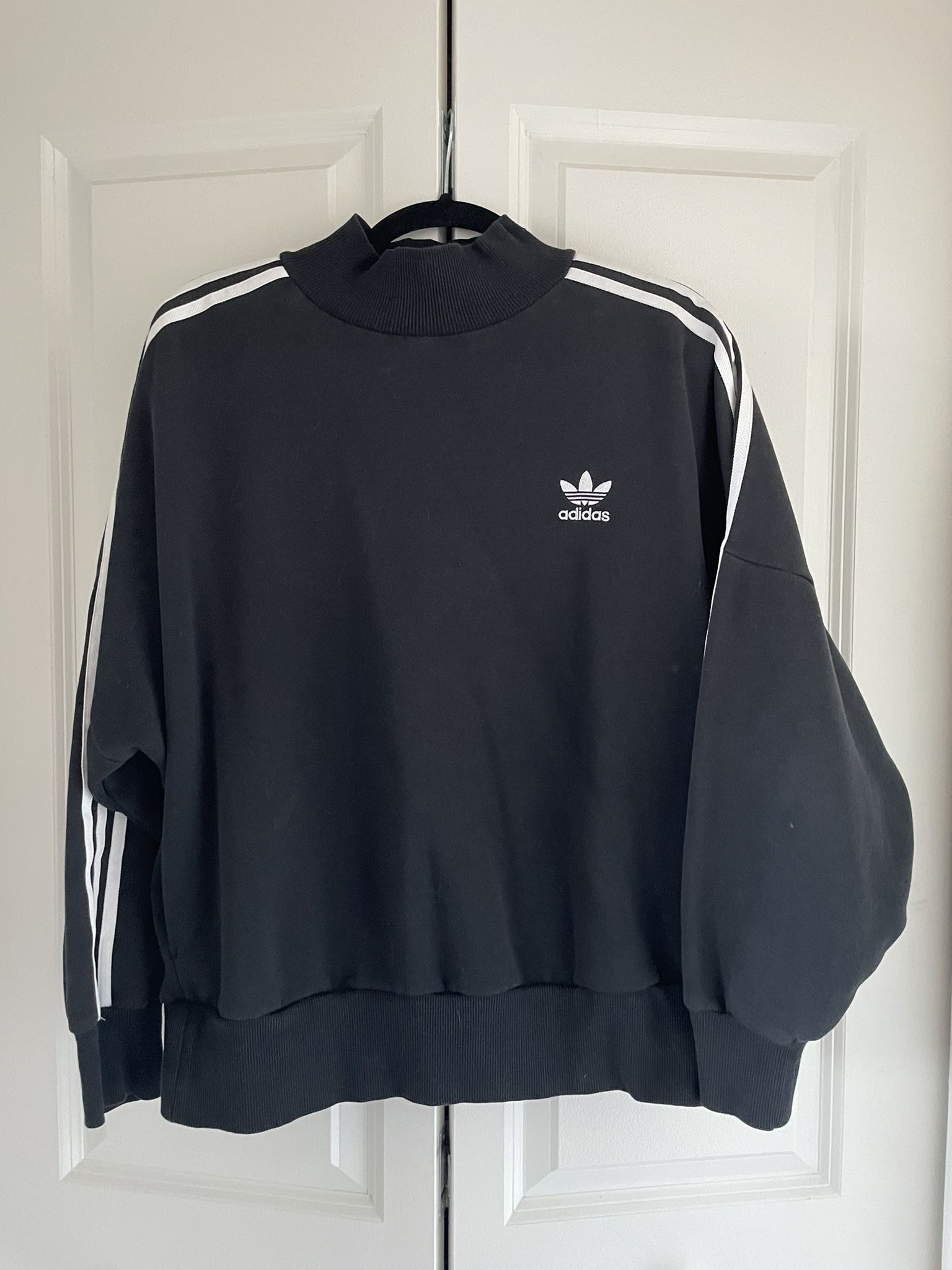 adidas sweatshirt with pockets