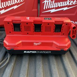 Milwaukee M18 PACKOUT Rapid Charger de 6 Puertos – $255