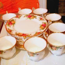 Gold Gilt 1962 Royal Albert Country Roses Fine Bone China 1962 Set Of Eight Plates And Eight Cups