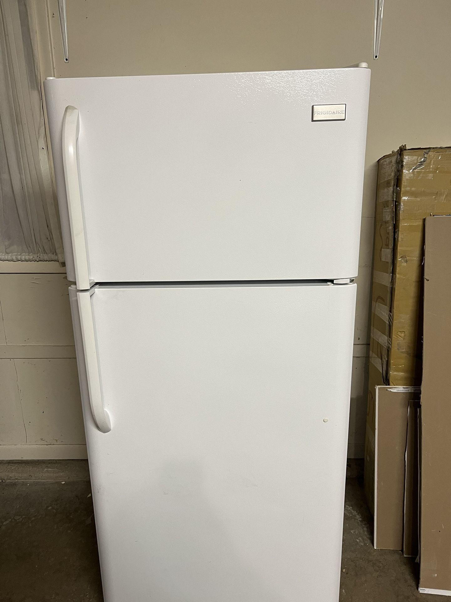 Frigidaire 9.9-cu ft Top-Freezer Refrigerator (White)